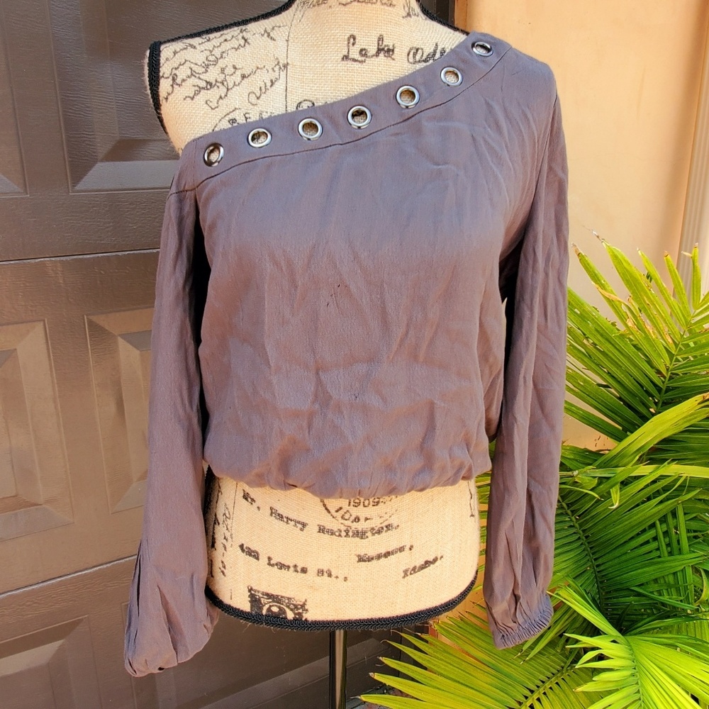 One shoulder top